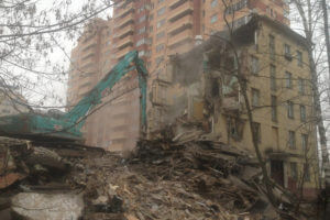 Снос ветхого пятиэтажного дома при помощи экскаватора-разрушителя